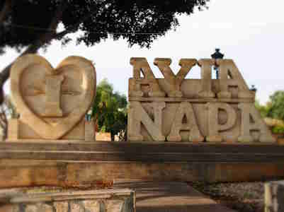 Стелла "I love Ayia Napa" в центре города. Достопримечательности Кипра. Экскурсии на Кипре.